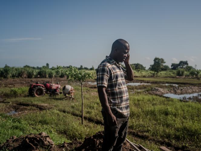 Le président du comité du canal de Ouanaminthe, Mackendy Josaphat, sur le site de construction du bassin de rétention d’eau en aval dudit canal, à Ouanaminthe, en Haitï, le 13 mai 2025.