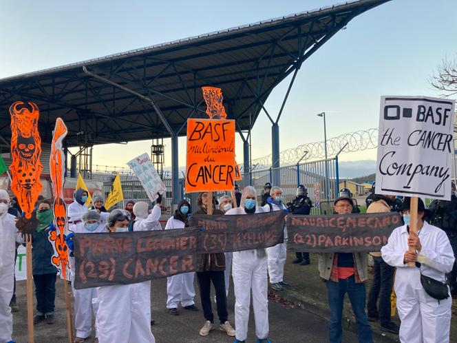 Manifestation à l’entrée de l’usine BASF de Saint-Aubin-lès-Elbeuf (Seine-Maritime), le 17 novembre 2025.
