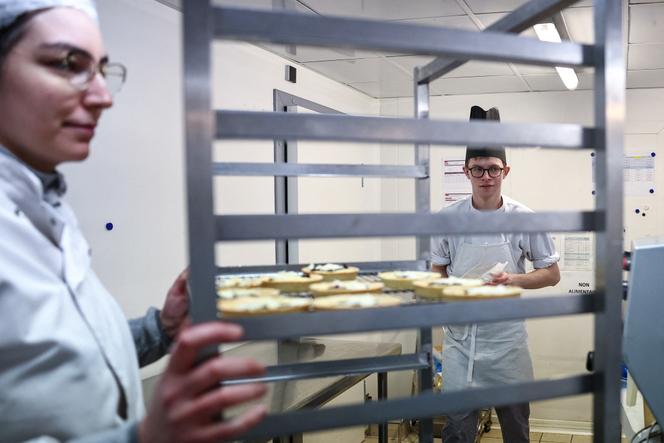 Alexandre Bisson, 21 ans, atteint d’un handicap cognitif dû à un trouble du spectre autistique, dans la cuisine d’un restaurant où il est apprenti pâtissier, à Paris, le 17 février 2023.