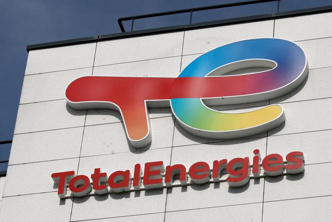Le logo de la société pétrolière et gazière française TotalEnergies est visible sur un bâtiment à Rueil-Malmaison, près de Paris, le 14 avril 2025. 