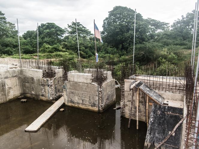 Vue partielle du canal de Malfety dans la commune de Fort-Liberté. Ici, les travaux sont à l’arrêt en attendant de réunir l’argent pour pouvoir les reprendre, HaÏti, le 22 octobre 2025.