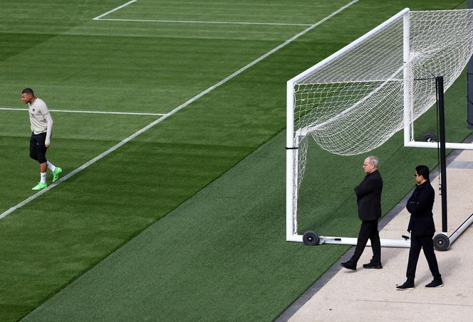 Kylian Mbappé lors d’une séance d’entraînement du PSG, en présence du président du club, Nasser Al-Khelaïfi, et du conseiller sportif du club, Luis Campos, à Poissy (Yvelines), le 6 mai 2024.