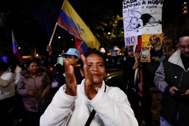 Les partisans du Mouvement de la révolution citoyenne réagissent aux premiers résultats d’un référendum visant à décider s’il faut autoriser le retour des bases militaires étrangères et une nouvelle Constitution, à Quito, le 16 novembre 2025.