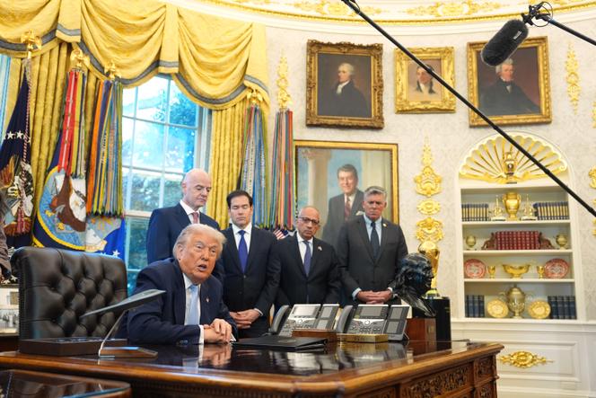 Donald Trump répond aux questions de journalistes dans le bureau Ovale de la Maison Blanche, à Washington, le 17 novembre 2025.