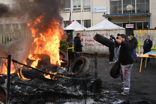 Des employés de NovAsco (ex-Ascometal) manifestent devant le siège de l’entreprise sidérurgique, à Hagondange (Moselle), le 14 novembre 2025.