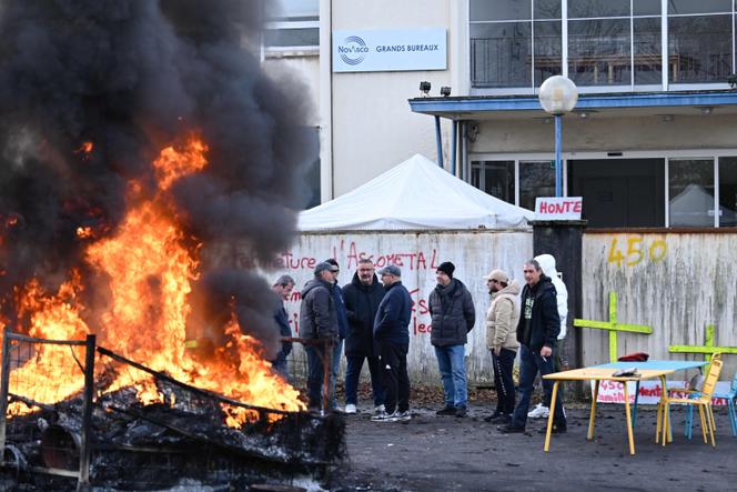 Des employés de Novasco manifestent devant le siège de l’entreprise à Hagondange, en Moselle, le 14 novembre 2025.