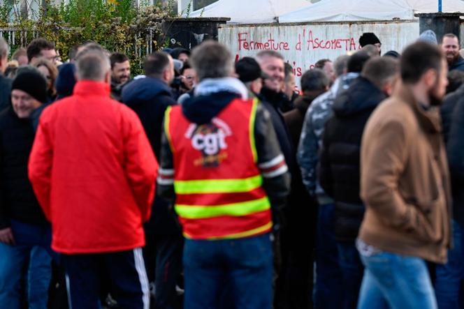 Des employés de NovAsco, avant la décision de la chambre de commerce du tribunal de Strasbourg, au siège de NovAsco, à Hagondange (Moselle), le 17 novembre 2025. 