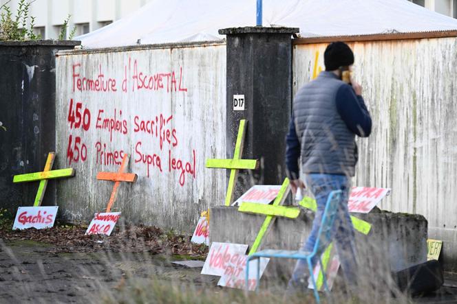 Gathering of employees awaiting the decision of the chamber of commerce court of Strasbourg, at the head office of NovAsco, in Hagondange (Moselle), 17 November 2025.