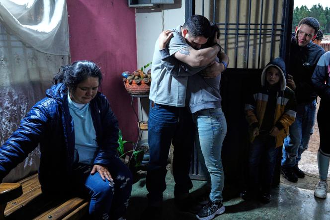 Carlos Uzcategui, l’un  des migrants vénézuéliens expulsés vers le Salvador par les États-Unis, est accueilli chez lui, à Lobatera, au Venezuela, le  23 juillet 2025.