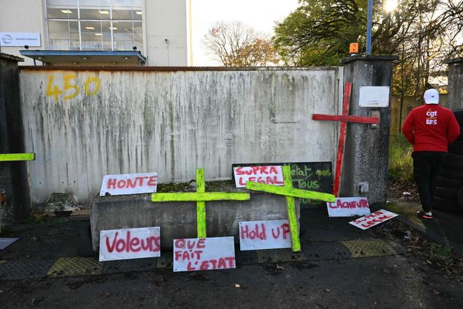 Des croix devant le siège de NovAsco, à Hagondange (Moselle), le 17 novembre 2025.