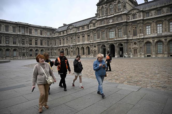 O pessoal de segurança pede às pessoas que deixem o pátio do Louvre, em Paris, em 20 de outubro de 2025.