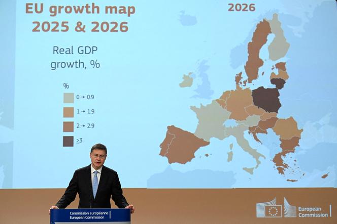 Le commissaire européen à l’économie, Valdis Dombrovskis, lors d’une conférence de presse à Bruxelles, le 17 novembre 2025.