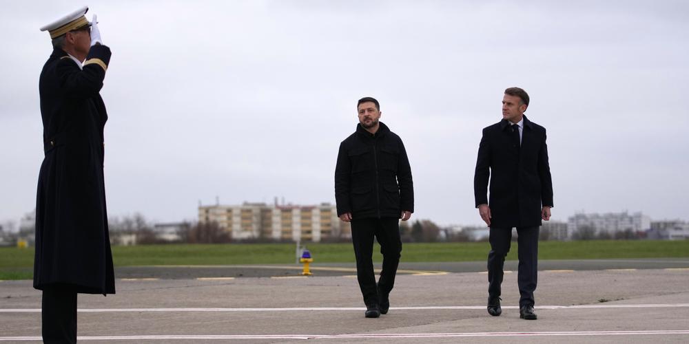 Emmanuel Macron et le président ukrainien, Volodymyr Zelensky, sur la basal  aérienne de Villacoublay, près de Paris, le 17 novembre 2025. - CHRISTOPHE ENA/AP