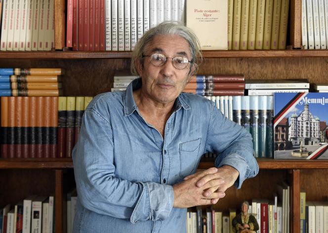 L'écrivain algérien Boualem Sansal pose chez lui à Boumerdes, près d'Alger, le 17 août 2015.