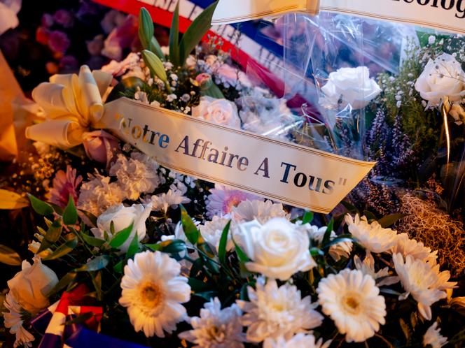 Des fleurs posées sur le lieu où a été assassiné Mehdi Kessaci, à Marseille, le 18&nbsp;novembre 2025.