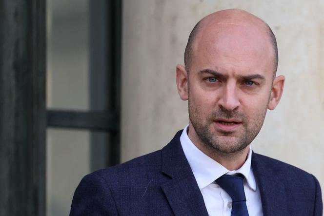 Le ministre de l’Europe et des affaires étrangères français, Jean-Noël Barrot, quitte le palais de l’Elysée, à Paris, le 18 novembre 2025 après une réunion sur le trafic de stupéfiants.