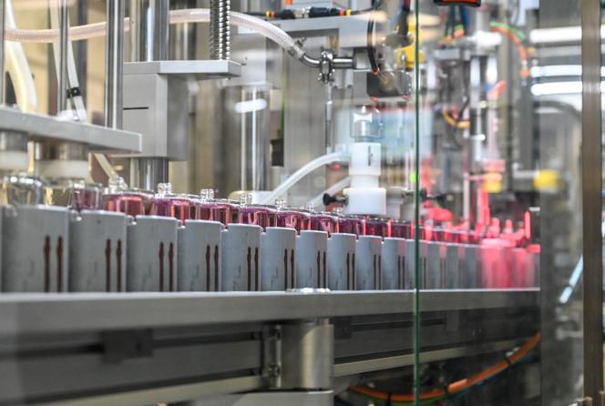 Des flacons de parfum sur une chaîne de production, à l’usine L’Oréal de Gauchy (Aisne), le 11 décembre 2020. 