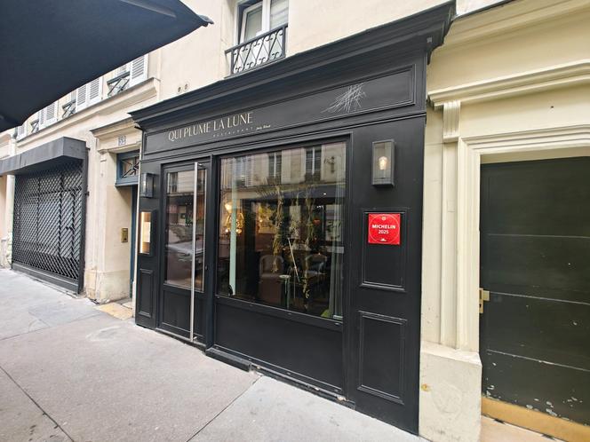 Qui plume la Lune shop window, in Paris.