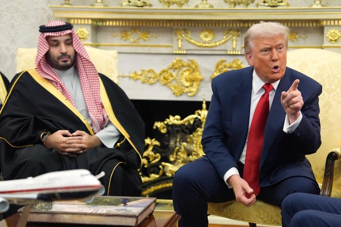 Le président Donald Trump désigne un journaliste du doigt lors de sa rencontre avec le prince héritier saoudien, Mohammed Ben Salman, dans le bureau Ovale de la Maison-Blanche, le mardi 18 novembre 2025, à Washington.