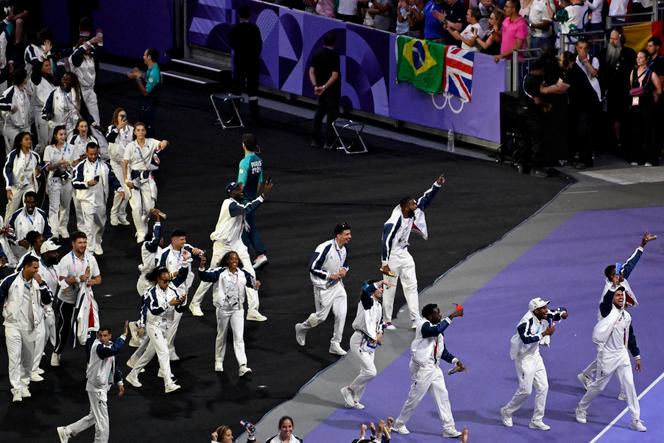 Entrée de la délégation des athlètes français, lors de la cérémonie de clôture des Jeux olympiques de Paris 2024, au Stade de France, à Saint-Denis (Seine-Saint-Denis), le 11&nbsp;août&nbsp;2024. 
