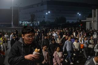 Devant une usine Foxconn, à Zhengzhou (Henan, Chine), le 8 octobre 2025.