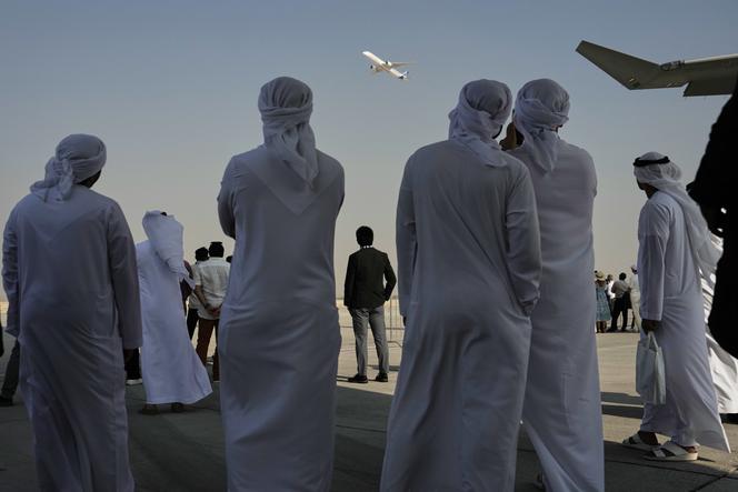 Un Airbus A350 en démonstration, à l’occasion du Salon aéronautique de Dubaï (Emirats arabes unis), le 18 novembre 2025.