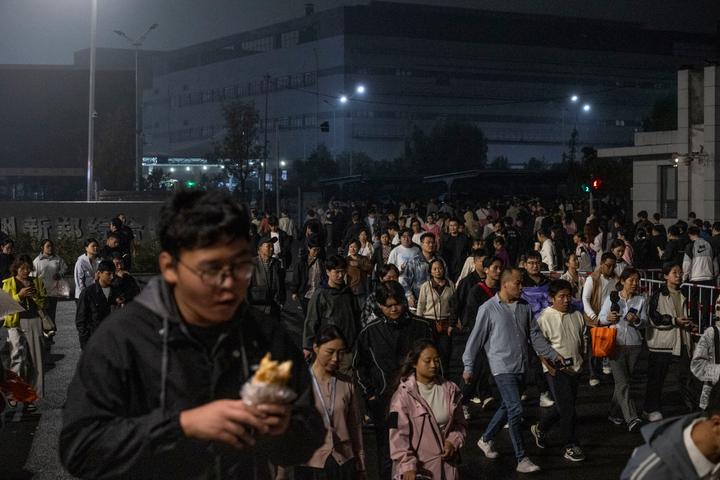 Devant une usine Foxconn, à Zhengzhou (Henan, Chine), le 8 octobre 2025. 