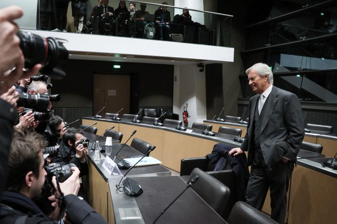 Vincent Bolloré (à droite), président du conseil de surveillance de Vivendi, avant une audition devant la commission d’enquête parlementaire à l’Assemblée nationale, à Paris, le 13&nbsp;mars 2024.