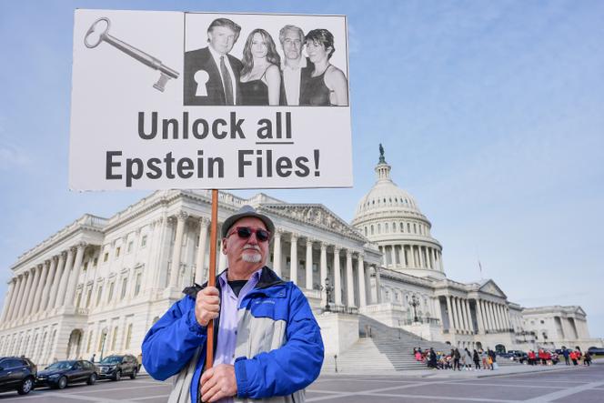 Une pancarte réclamant « Débloquez tous les dossiers Epstein », devant le Capitole, à Washington, mardi 18 novembre 2025.