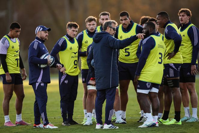 Fabien Galthié et les joueurs du XV de France, lors d’un entraînement, à Marcoussis (Essonne), le 18 novembre 2025. 