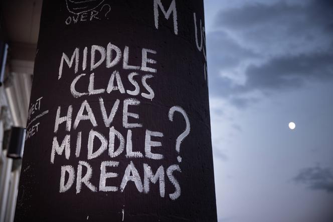 « ¿La clase media tiene sueños de clase media? » (« la classe moyenne at-elle des rêves moyens ? »), de Dan Perjovschi, en Kassel (Alemania), en 2022.