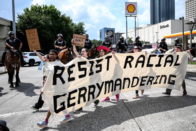 Des manifestants tiennent une banderole portant l’inscription « Refusez le découpage électoral racial », lors d’une manifestation organisée à l’occasion de la Fête du travail, à Houston, au Texas, le 1ᵉʳ septembre 2025.