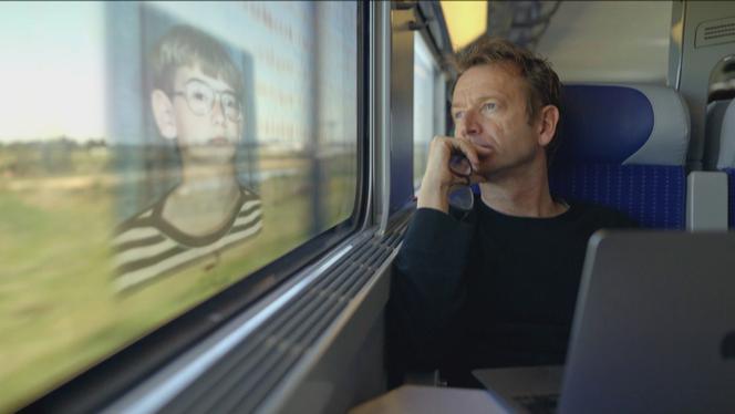 Nicolas Bourgouin, dans une image extraite de son documentaire « Didier, moi et les autres. Les enfants du silence ».