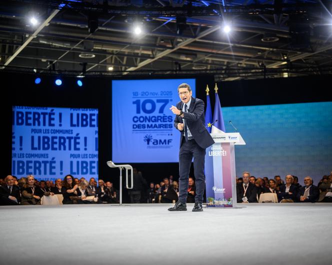 David Lisnard, prefeito (ex-Les Républicains) de Cannes (Alpes-Maritimes) e presidente da associação de prefeitos da França, durante a sessão de abertura do congresso de prefeitos, 18 de novembro de 2025. 