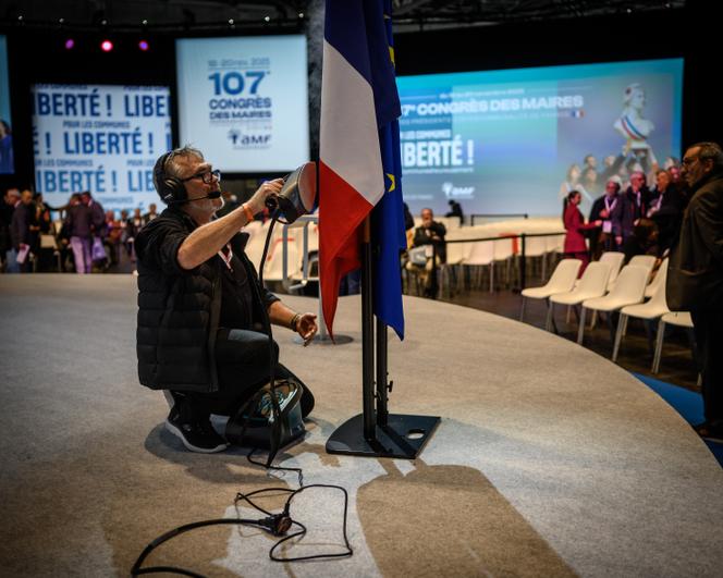 Avant la séance d’ouverture du congrès des maires, à Paris, le 18 novembre 2025.