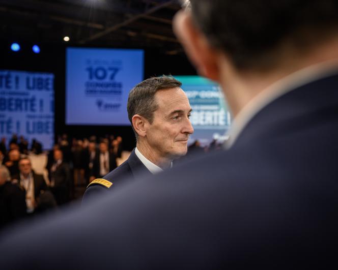 Le général Fabien Mandon, chef d’état-major des armées durant la séance d’ouverture du 107ᵉ congrès des maires, à Paris, le 18 novembre 2024.