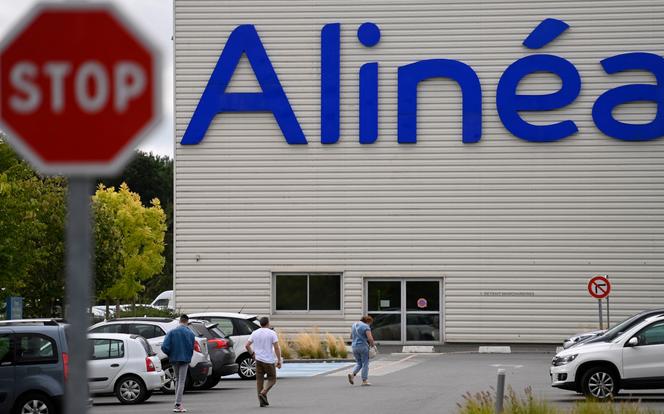 Devant un magasin Alinéa, à La Mézière (Ille-et-Vilaine), le 18 août 2020.