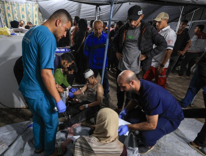 Un jeune Palestinien est soigné après une frappe aérienne israélienne à l’hôpital Al-Ahli, dans la ville de Gaza, le 19 novembre 2025.