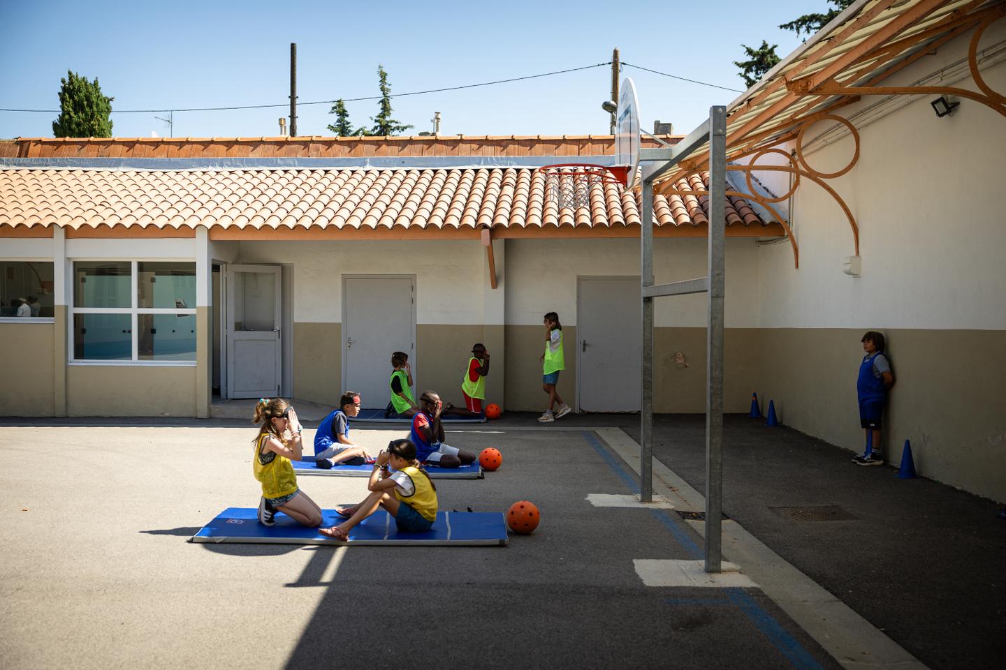 Amiante : plus de 50 parents d’élèves, enseignants et agents exposés dans des écoles de Marseille portent plainte pour « mise en danger »