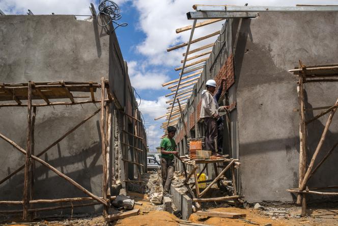 Sur le chantier de construction d’un village artisanal, à Antananarivo, le 24 octobre 2025.