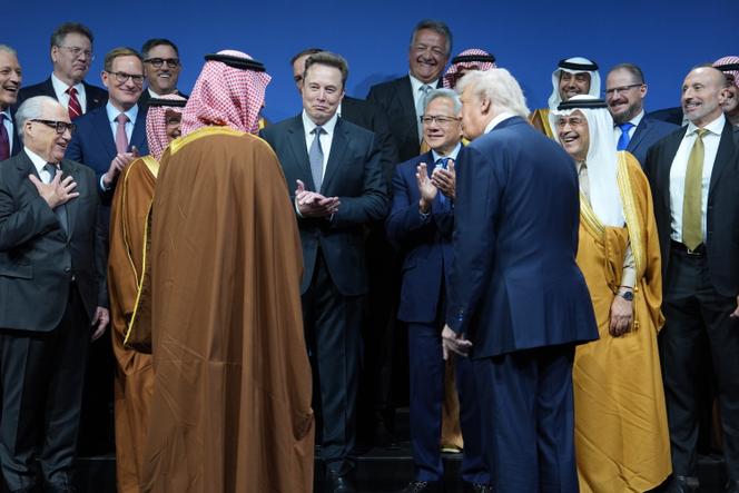 De dos, le prince héritier d’Arabie saoudite, Mohammed Ben Salman, et le président américain, Donald Trump, applaudis sur scène par Elon Musk, le PDG de Nvidia, Jensen Huang, et d’autres personnalités, lors du Forum sur l’investissement saoudien au Kennedy Center, à Washington, DC (Etats-Unis), le 19 novembre 2025.