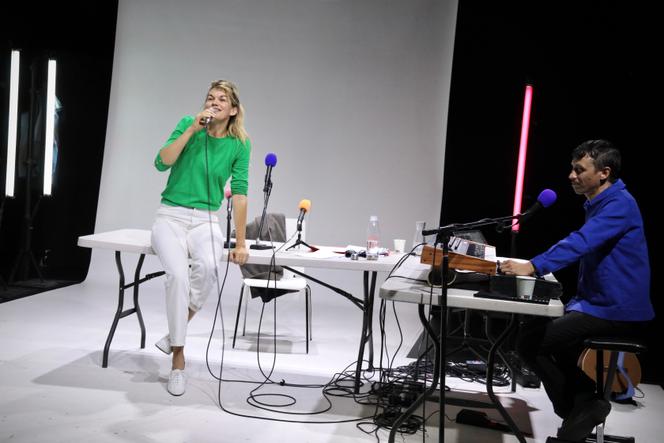 Marie-Sophie Ferdane et Olivier Marguerit, dans « Barbara (par Barbara) », mis en scène par Emmanuel Noblet, au Théâtre du Rond-Point, à Paris, le 5 novembre 2025.