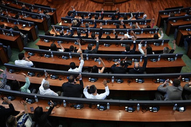 Les membres du Parlement kosovar votent dans l’hémicycle, à Pristina, le 13 juillet 2025. 