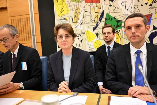 La présidente du musée du Louvre, Laurence des Cars (au centre), entourée du président de la commission culturelle, Alexandre Portier (à droite), lors de son audition devant la commission des affaires culturelles de l’Assemblée nationale au Palais Bourbon à Paris, le 19 novembre 2025. 