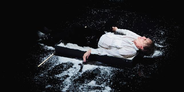 Au Théâtre de l’Athénée, un « Voyage d’hiver » sobrement illustré par Deborah Warner