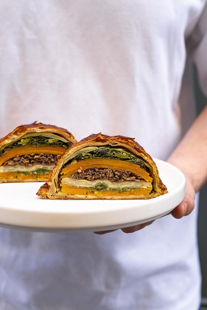 Tourte Butternut et céleri rave confit, tombée de champignons bruns, cèpes et bolets, pesto de roquette, fondue de poireaux au raifort. A la carte d'hiver du restaurant Groot, à Paris.