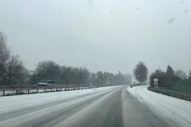 Les voies de l’autoroute A48, entre Lyon et Grenoble, recouvertes de neige, jeudi 20 novembre 2025. 