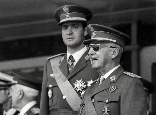 L’ancien dictateur espagnol, le général Francisco Franco, devant le prince Juan Carlos de Bourbon, à Madrid, le 10 juin 1971.