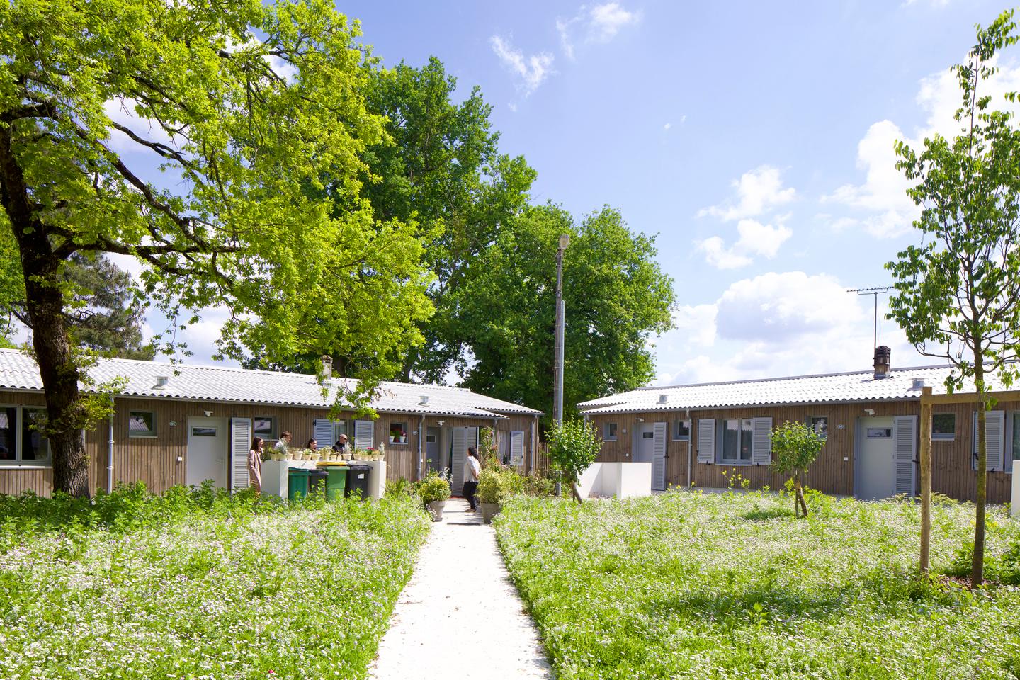 Dans les citÃ©s de transit de Beutre, Ã  MÃ©rignac, une rÃ©novation architecturale qui...