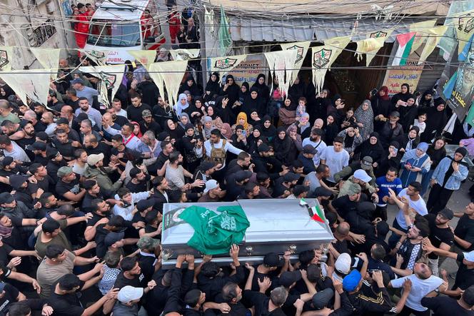 Lors des funérailles des victimes d’une frappe aérienne israélienne dans le camp de réfugiés palestiniens d’Aïn El-Heloué, près de Saïda, au Liban, le 20 novembre 2025.